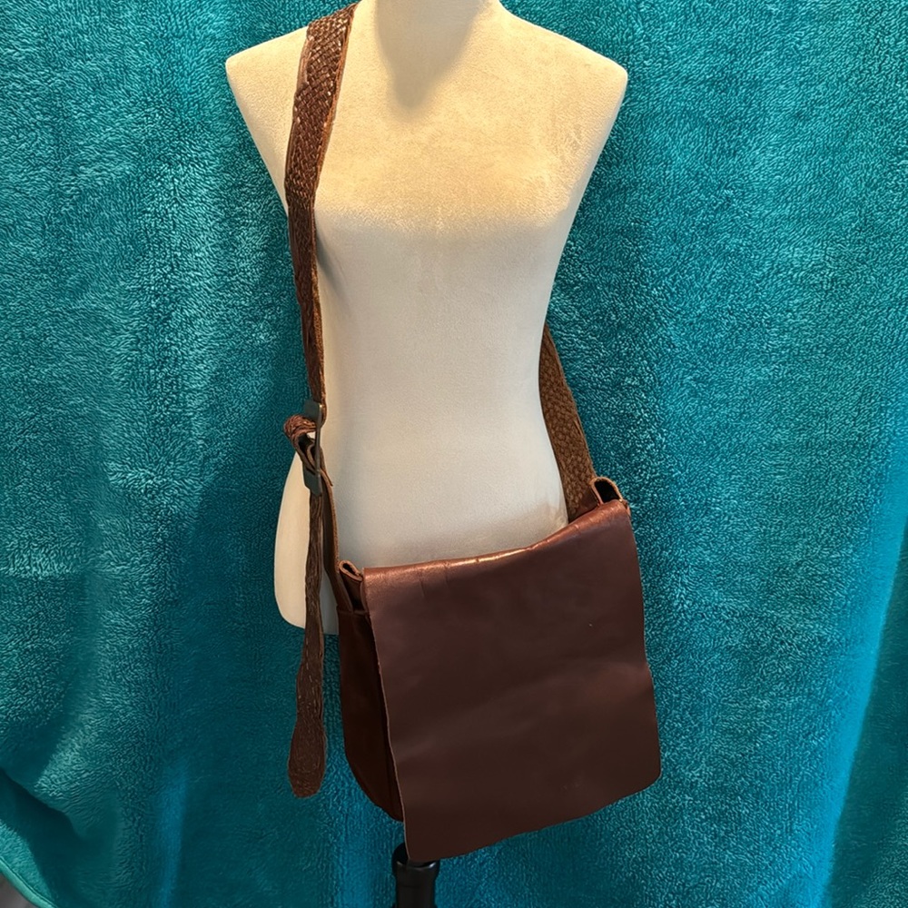 Tascani leather crossbody purse with braided straps. Excellent purse